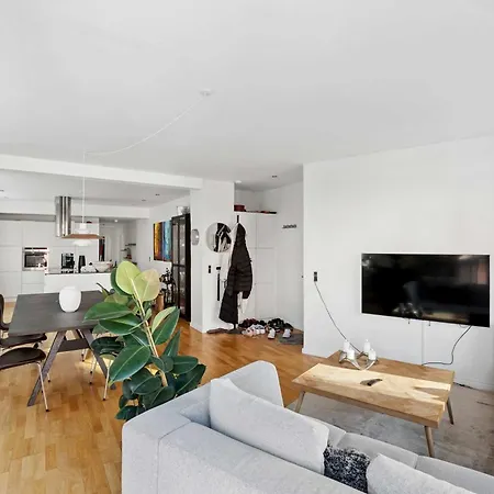 Large In With A Beautiful Garden View *